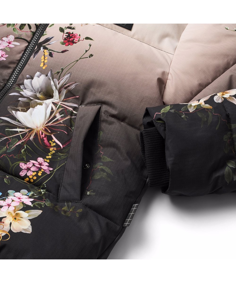 Hilo - Faded Paisley - Warme und funktionale Jacke für Kinder aus recyceltem Polyester mit praktischem Reißverschluss, hohem Kragen und abnehmbarer Kapuze.